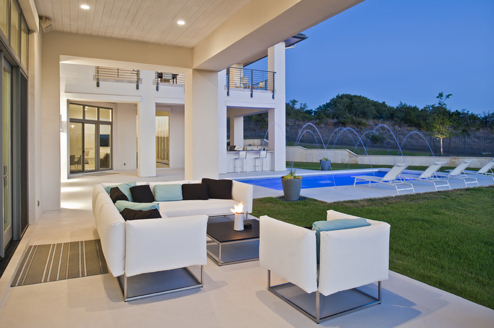 Contemporary patio in Austin with a water feature.
