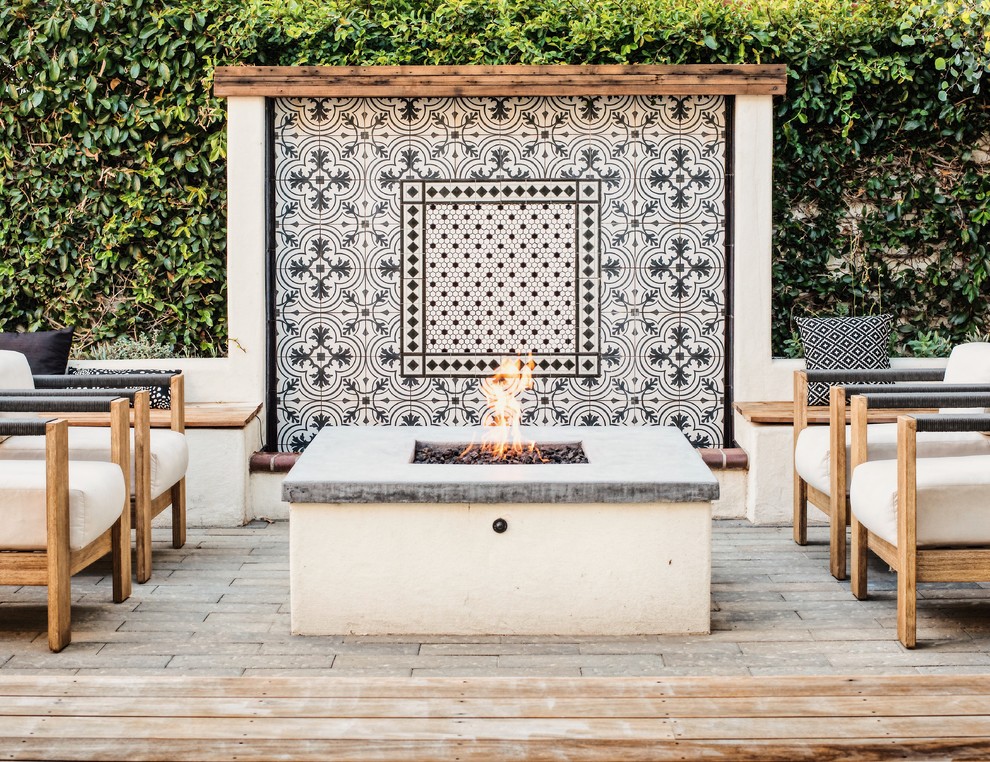 Unbedeckter Mediterraner Patio hinter dem Haus mit Feuerstelle und Dielen in Sacramento