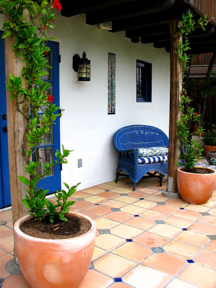 Modelo de patio mediterráneo de tamaño medio en patio trasero con suelo de baldosas