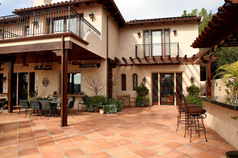 Пример оригинального дизайна: двор в средиземноморском стиле с летней кухней