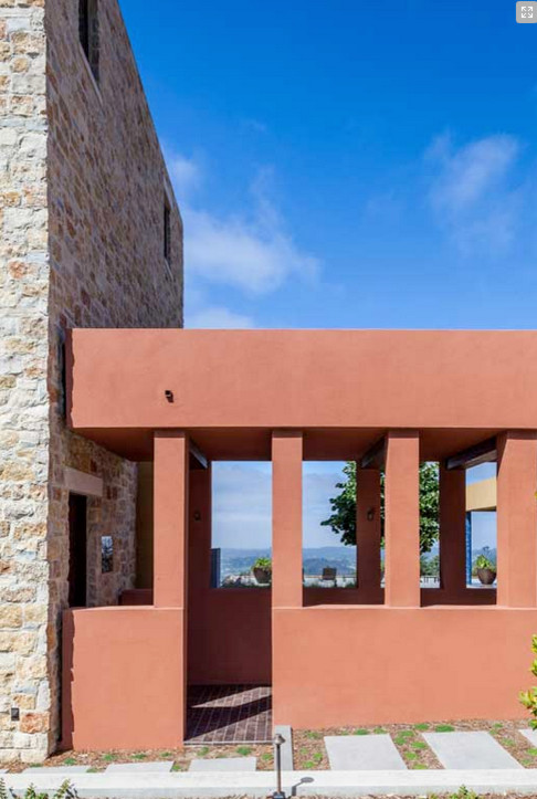 Стильный дизайн: большая беседка во дворе частного дома на заднем дворе в средиземноморском стиле с покрытием из декоративного бетона - последний тренд
