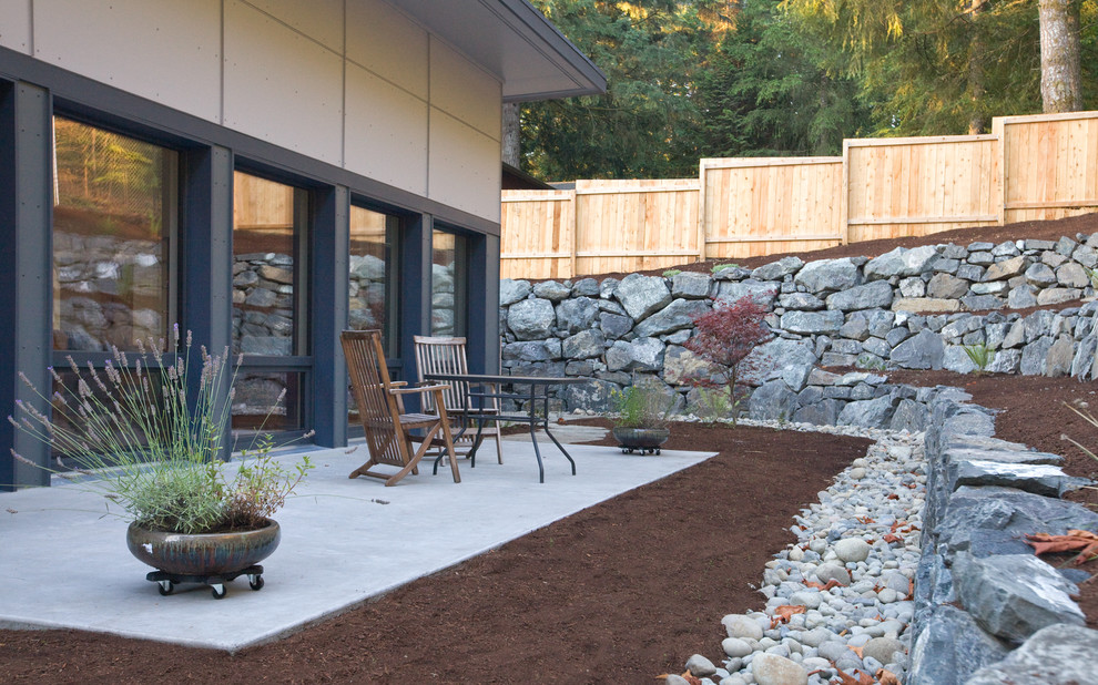 Design ideas for a modern patio in Seattle.