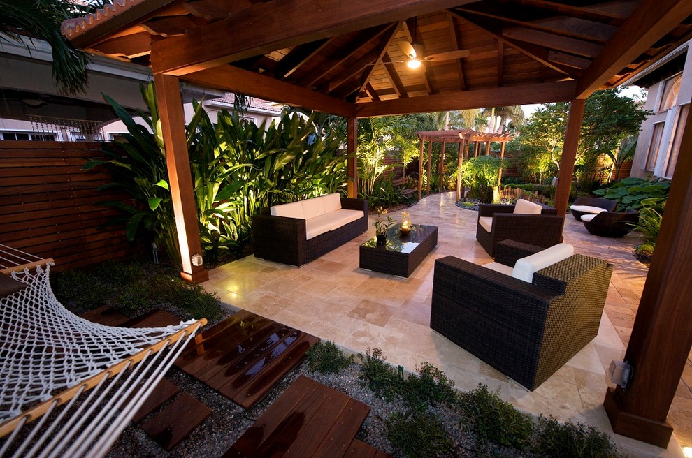 Idee per un patio o portico tradizionale di medie dimensioni e dietro casa con piastrelle e un gazebo o capanno
