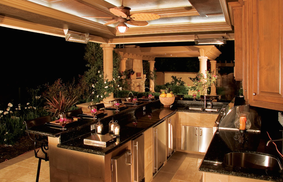 Inspiration pour une grande terrasse arrière traditionnelle avec une cuisine d'été et un gazebo ou pavillon.