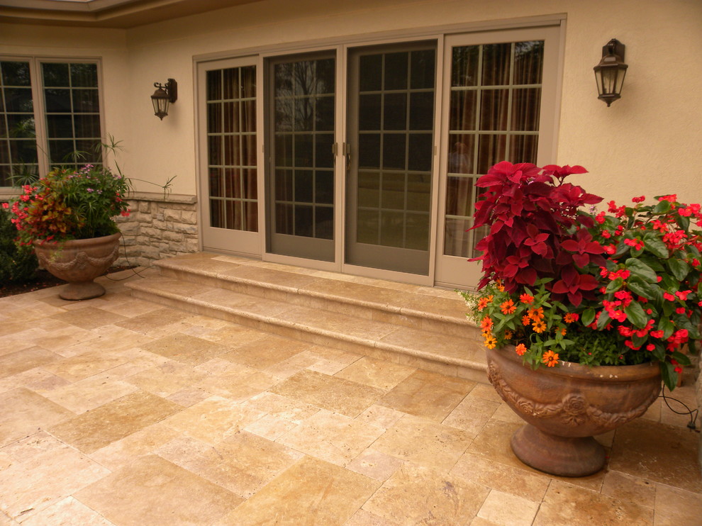Idee per un piccolo patio o portico tradizionale dietro casa con un giardino in vaso e pavimentazioni in pietra naturale
