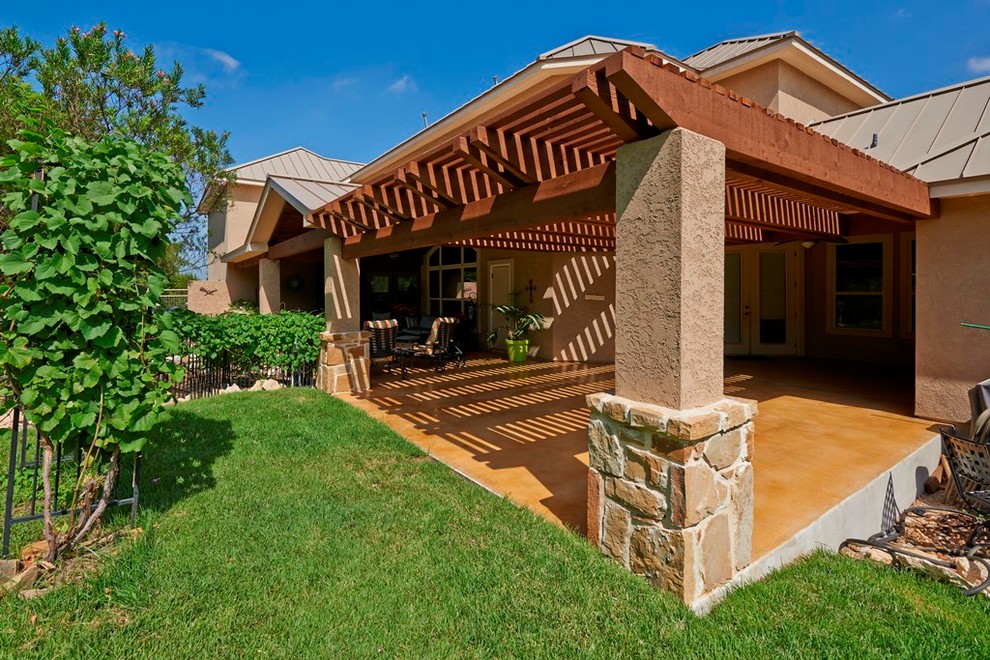 Источник вдохновения для домашнего уюта: двор среднего размера на заднем дворе в классическом стиле с покрытием из бетонных плит и навесом