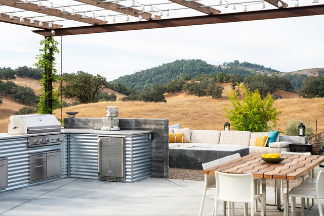 10 Party-Ready Specialty Outdoor Kitchen Features