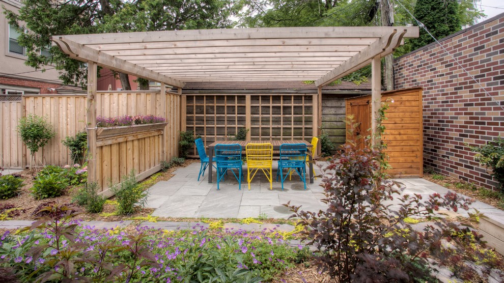 Ejemplo de patio ecléctico pequeño en patio trasero con jardín de macetas, adoquines de piedra natural y pérgola