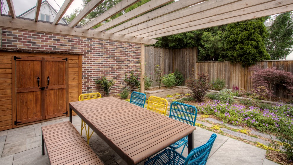 Idee per un piccolo patio o portico bohémian dietro casa con un giardino in vaso, pavimentazioni in pietra naturale e una pergola
