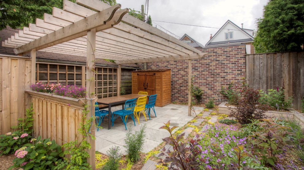 Idee per un piccolo patio o portico bohémian dietro casa con un giardino in vaso, pavimentazioni in cemento e una pergola