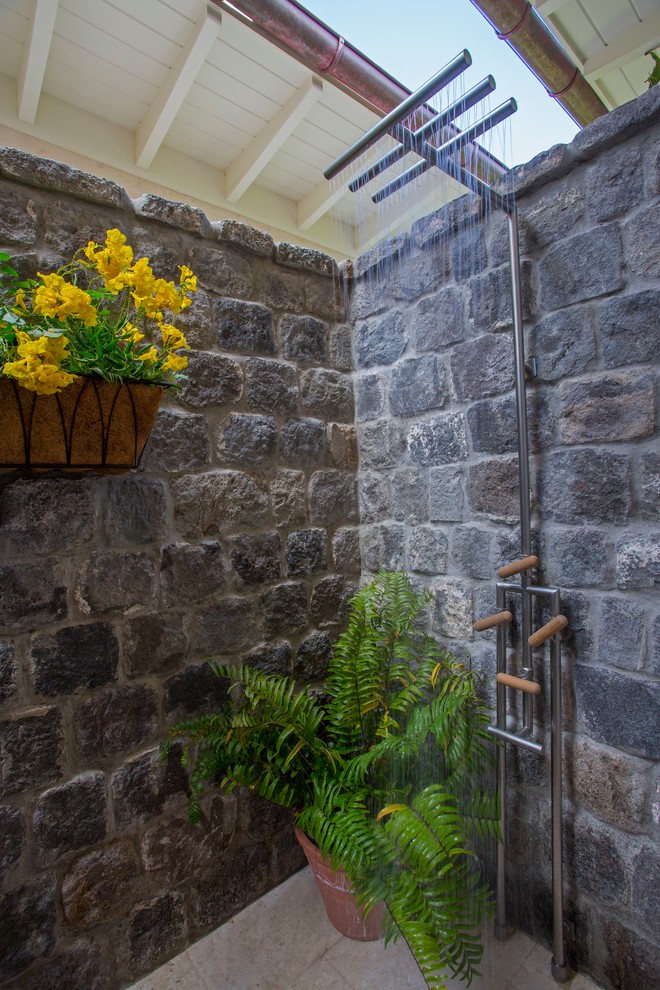 Modelo de patio tropical en anexo de casas con ducha exterior
