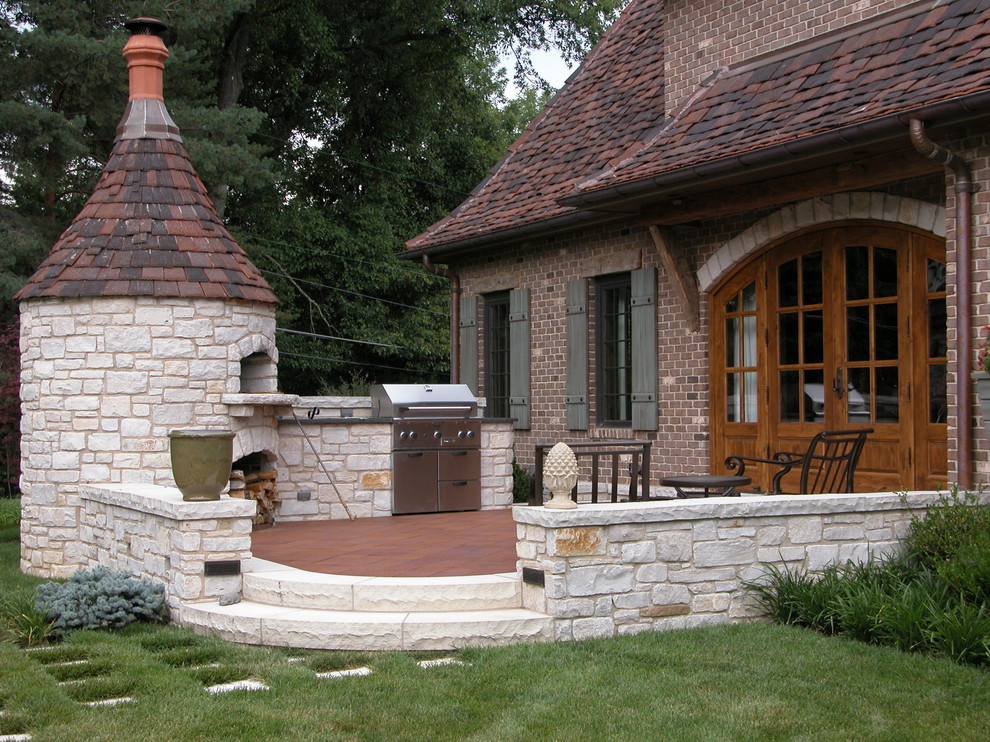 Пример оригинального дизайна: двор в классическом стиле с зоной барбекю без защиты от солнца