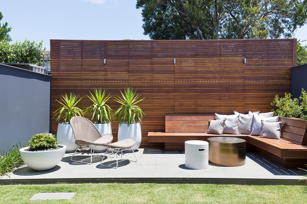 Idées déco pour une terrasse arrière rétro de taille moyenne avec des pavés en béton et aucune couverture.