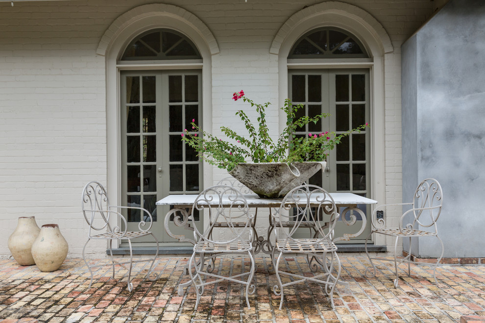 Modelo de patio romántico de tamaño medio en patio trasero con adoquines de ladrillo