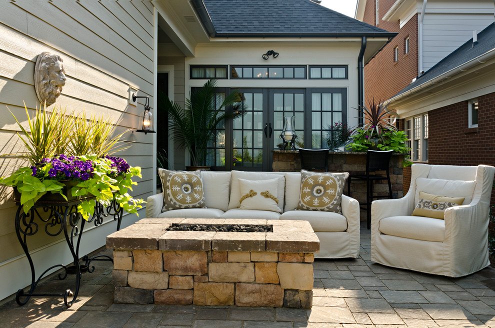 Traditional patio in Louisville with a bar area.