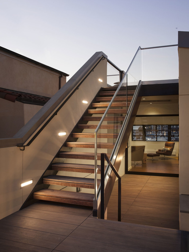 Inspiration pour une terrasse minimaliste de taille moyenne avec du carrelage.