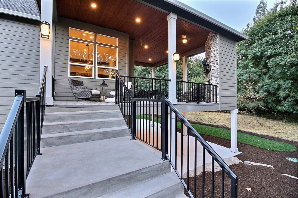 Cette photo montre une terrasse latérale chic avec un foyer extérieur et une extension de toiture.
