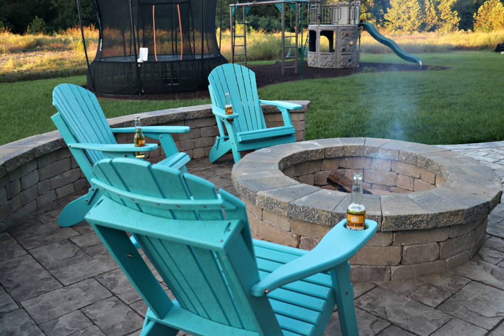 Stamped Concrete Patio with a Firepit & Seating Wall Klassisch