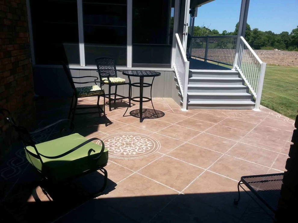 Foto de patio contemporáneo de tamaño medio sin cubierta en patio trasero con suelo de hormigón estampado