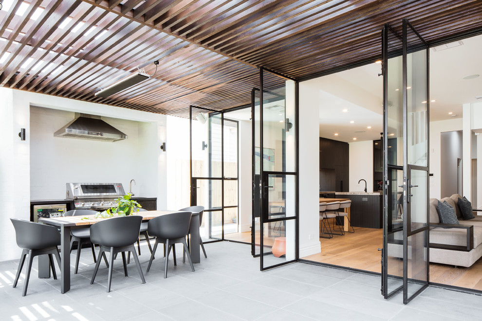 Mittelgroße Moderne Pergola hinter dem Haus mit Natursteinplatten und Grillplatz in Melbourne