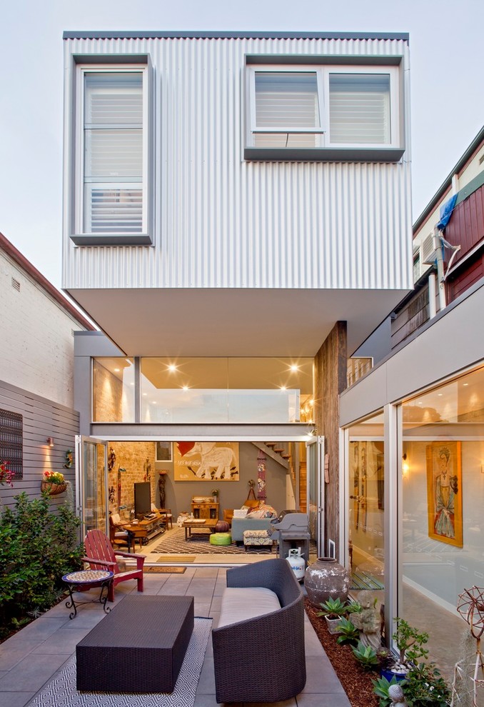 Пример оригинального дизайна: двор на заднем дворе в современном стиле с мощением тротуарной плиткой без защиты от солнца