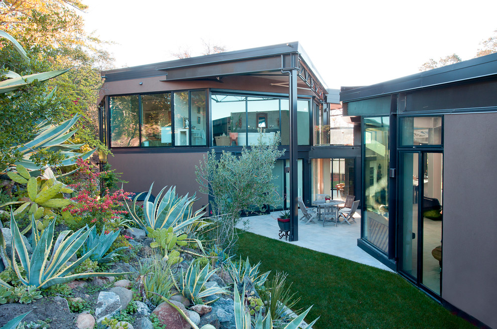 Ispirazione per un patio o portico design in cortile con un tetto a sbalzo