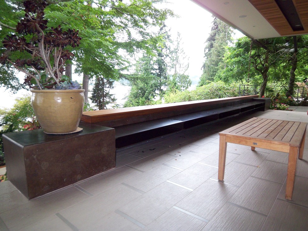 Идея дизайна: двор среднего размера на заднем дворе в современном стиле с настилом и навесом