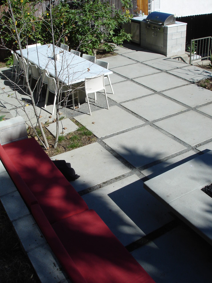 Design ideas for a contemporary patio in Los Angeles.