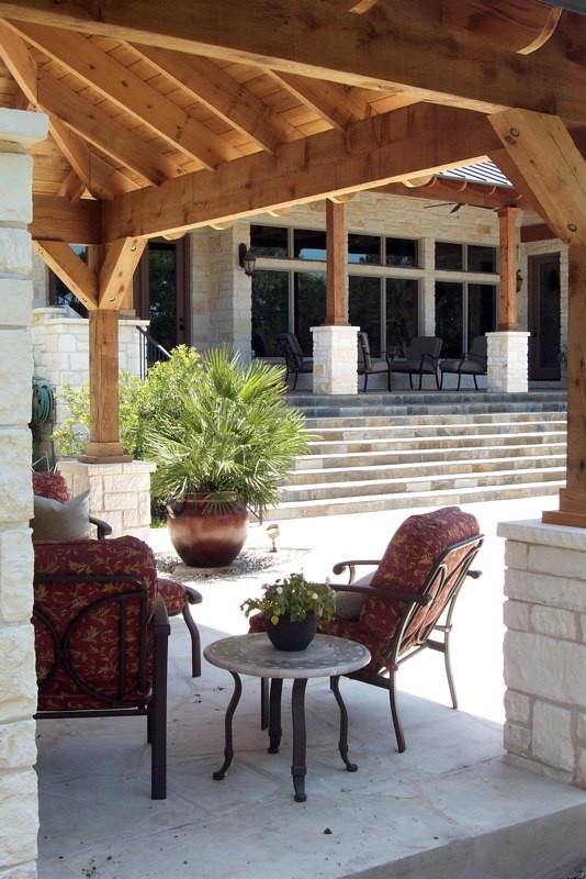 Inspiration pour une terrasse arrière sud-ouest américain de taille moyenne avec un foyer extérieur, des pavés en pierre naturelle et un gazebo ou pavillon.