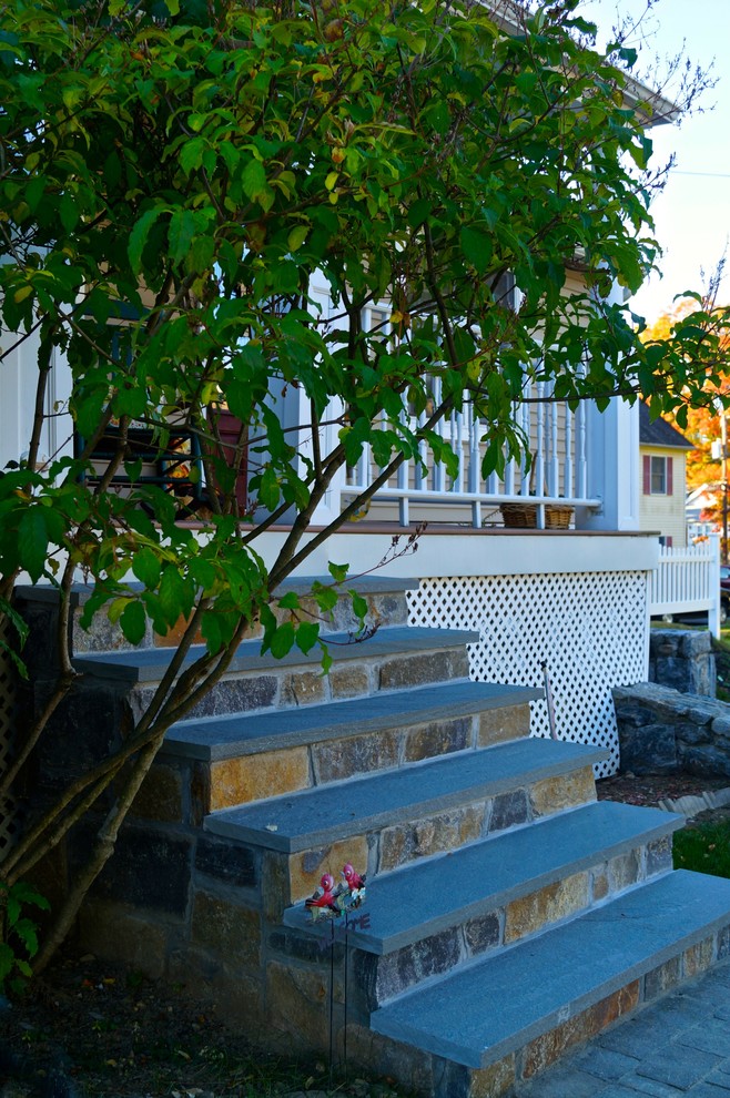 Esempio di un patio o portico mediterraneo di medie dimensioni e nel cortile laterale con pedane e un tetto a sbalzo