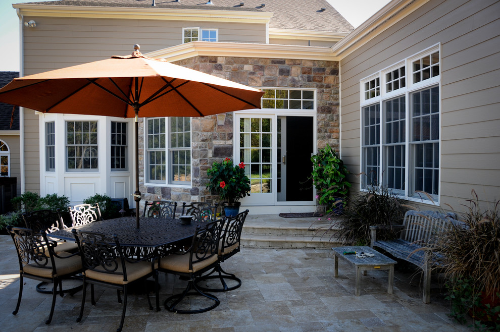 Esempio di un ampio patio o portico classico dietro casa con pavimentazioni in pietra naturale e nessuna copertura
