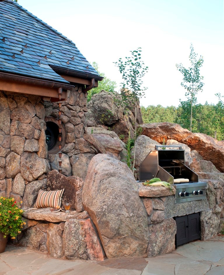Exemple d'une petite terrasse arrière montagne avec une cuisine d'été et des pavés en pierre naturelle.