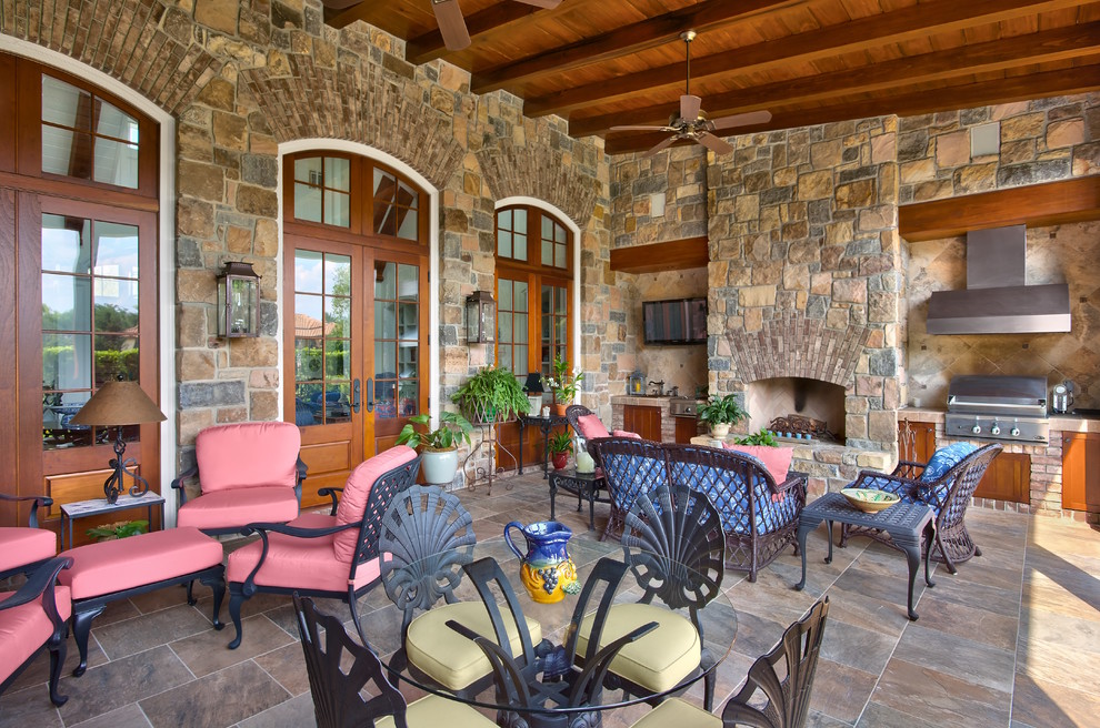 Cette image montre une terrasse traditionnelle avec une cuisine d'été et une extension de toiture.