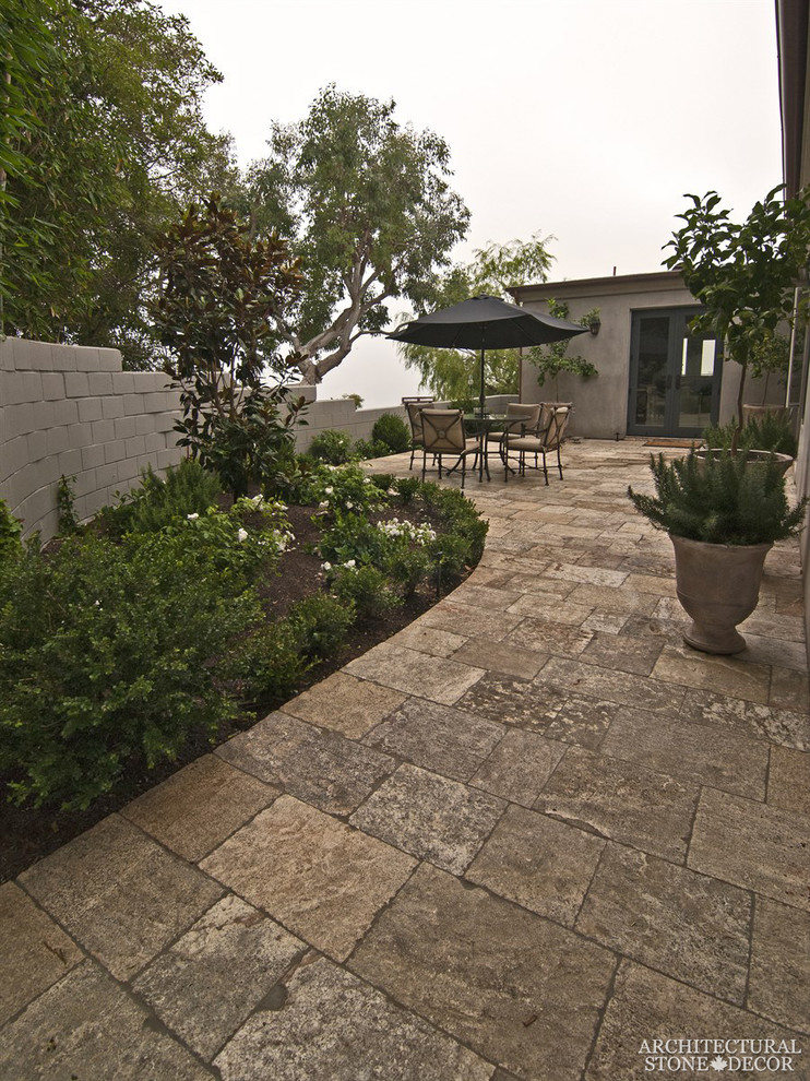 Свежая идея для дизайна: двор среднего размера на заднем дворе в средиземноморском стиле с покрытием из каменной брусчатки без защиты от солнца - отличное фото интерьера