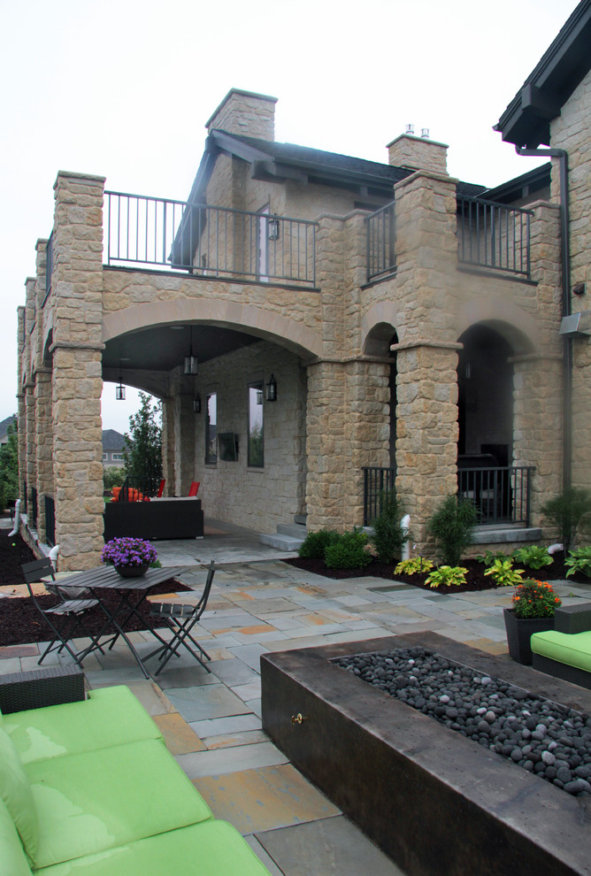 Idee per un patio o portico stile americano con pavimentazioni in pietra naturale