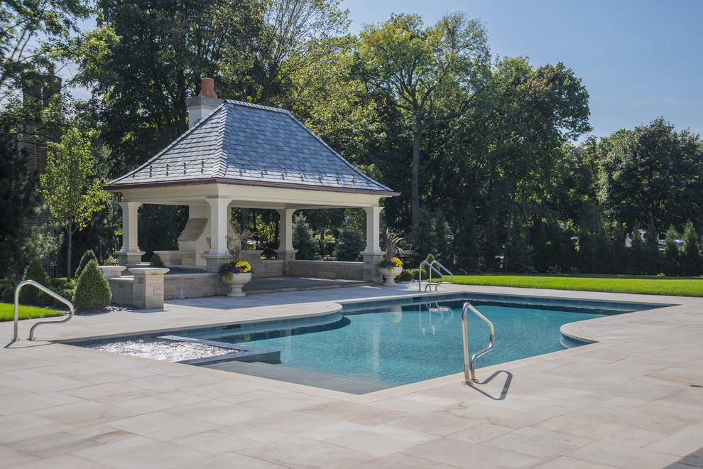 На фото: бассейн среднего размера на заднем дворе в классическом стиле с фонтаном и покрытием из каменной брусчатки с