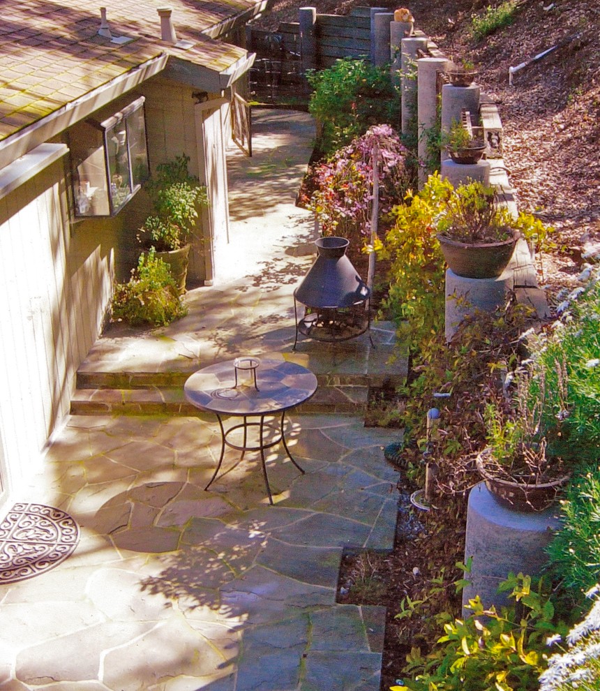 Пример оригинального дизайна: маленький двор на заднем дворе в классическом стиле с вертикальным садом и покрытием из каменной брусчатки без защиты от солнца для на участке и в саду