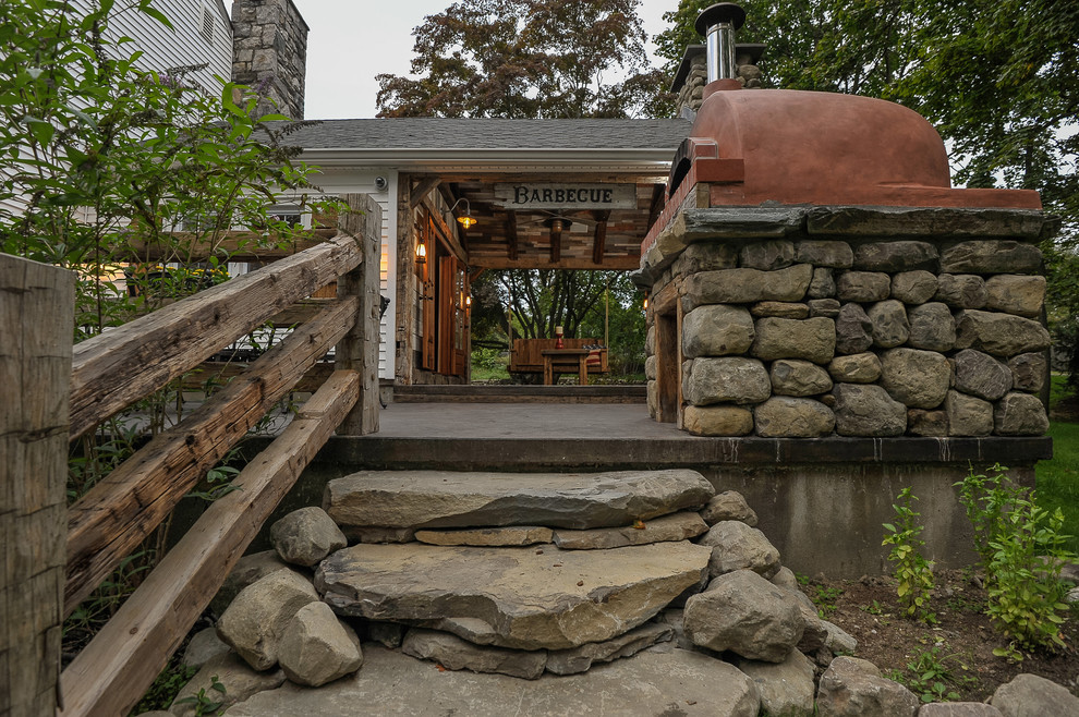 Mittelgroßer, Unbedeckter Rustikaler Patio hinter dem Haus mit Betonplatten und Outdoor-Küche in New York