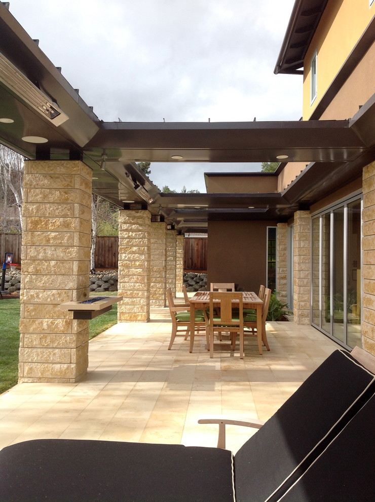 Идея дизайна: двор на заднем дворе в стиле модернизм с местом для костра, покрытием из плитки и навесом