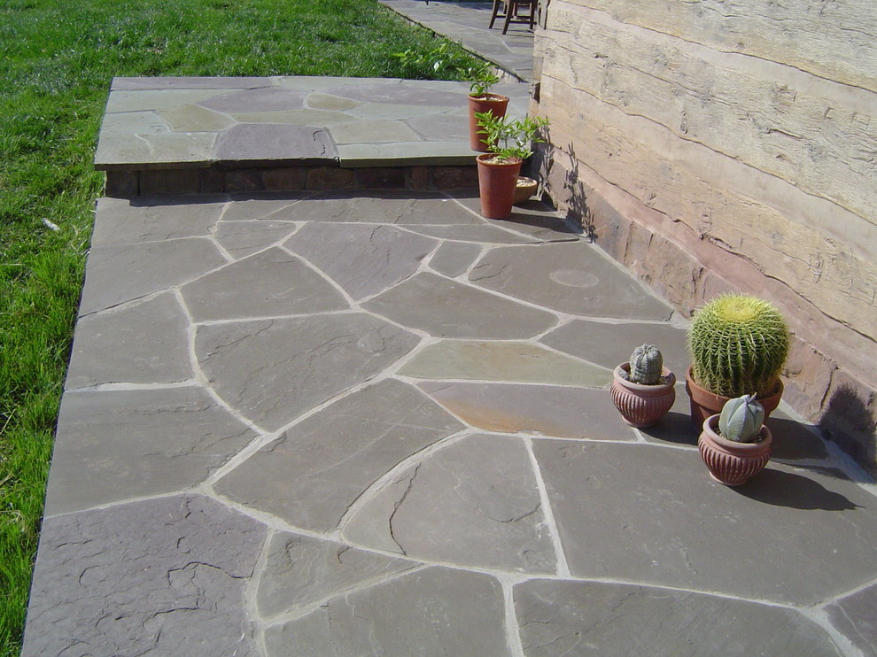 На фото: двор среднего размера в стиле кантри с покрытием из каменной брусчатки без защиты от солнца