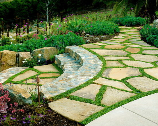 Esempio di un grande giardino mediterraneo con pavimentazioni in pietra naturale