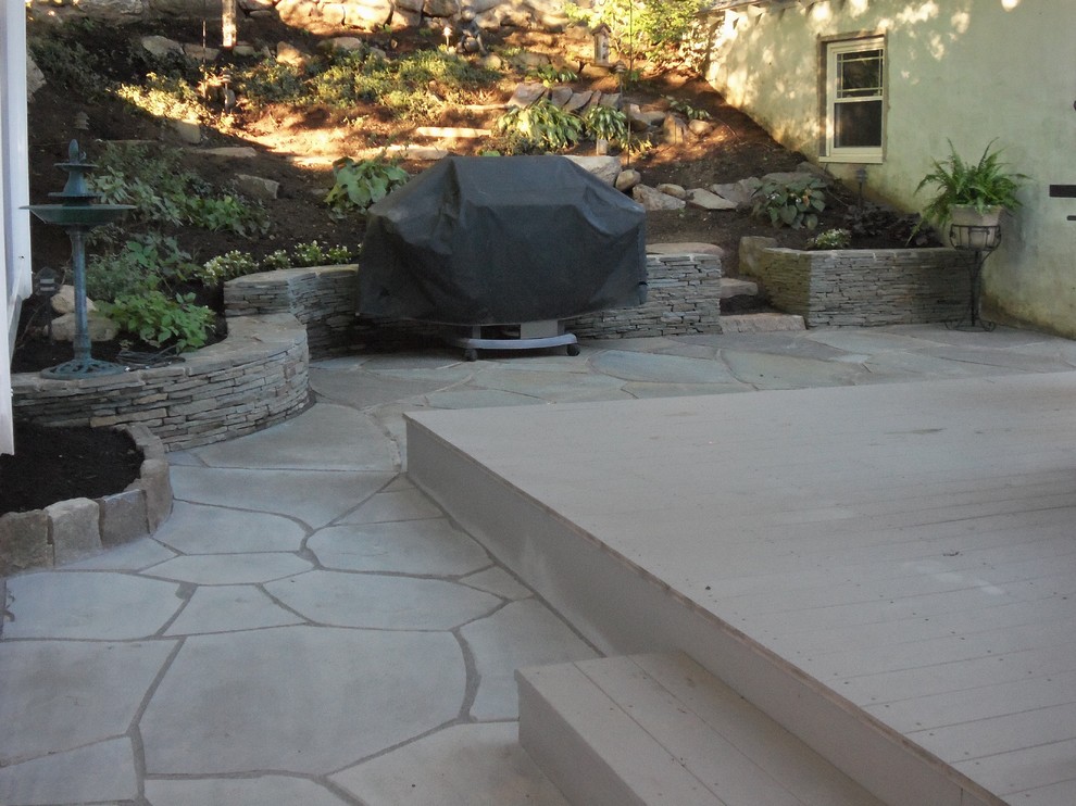 Diseño de patio rústico pequeño en patio trasero con adoquines de piedra natural