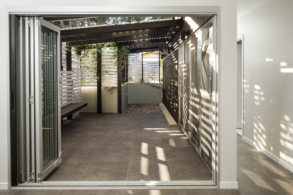 Идея дизайна: пергола во дворе частного дома среднего размера на внутреннем дворе в морском стиле с покрытием из плитки
