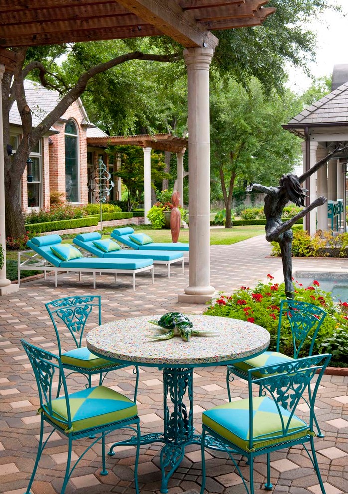 Imagen de patio tradicional renovado grande en patio trasero con pérgola y adoquines de ladrillo