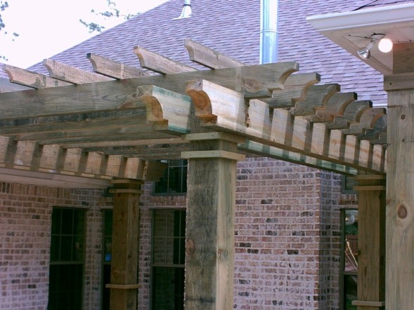 Cette image montre une terrasse arrière traditionnelle de taille moyenne avec une pergola.