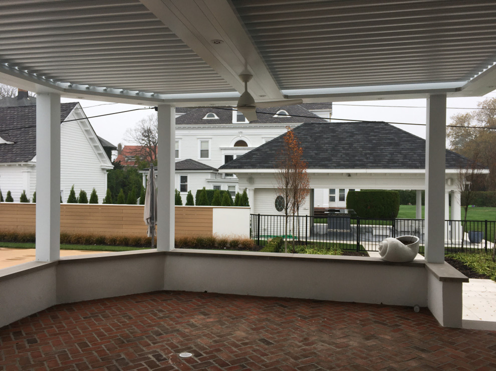 Идея дизайна: большая пергола во дворе частного дома на заднем дворе в стиле модернизм с мощением клинкерной брусчаткой
