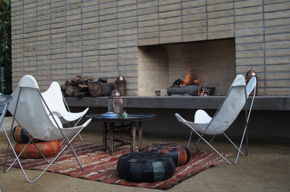 Photo of a retro back patio in Los Angeles with a fire feature.