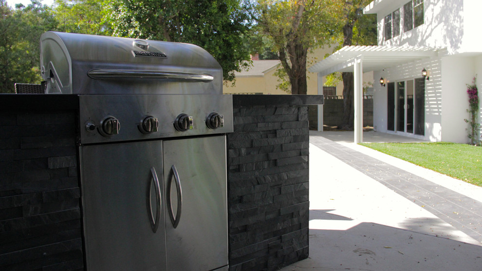 На фото: пергола во дворе частного дома среднего размера на заднем дворе в классическом стиле с летней кухней и покрытием из бетонных плит