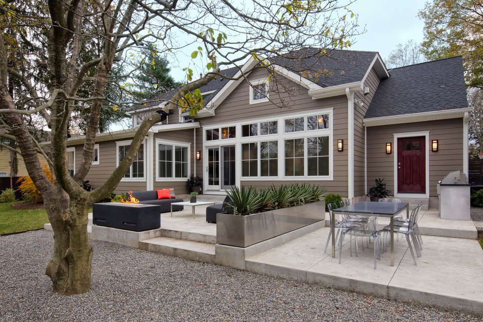 На фото: двор на заднем дворе в современном стиле с покрытием из гравия и зоной барбекю без защиты от солнца