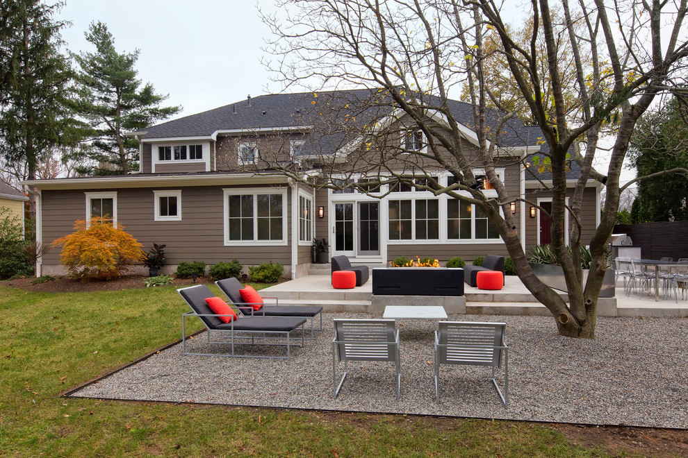 Пример оригинального дизайна: большой двор на заднем дворе в современном стиле с уличным камином и покрытием из гравия без защиты от солнца